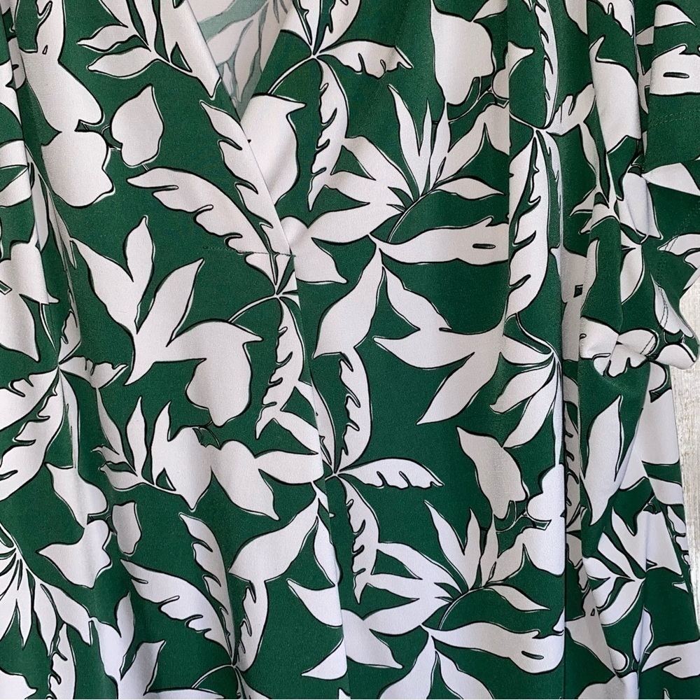 Lane Bryant Green White Tropical Leaf Print Pleated V-Neck Blouse 14/16 - Picture 4 of 7